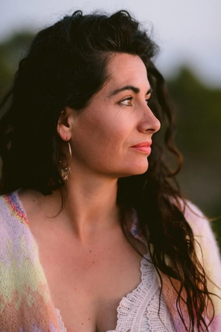 Elsa Decourt, sourire, en extérieur